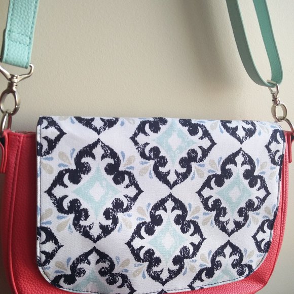 Thirty One Crossbody Bag - Picture 2 of 16